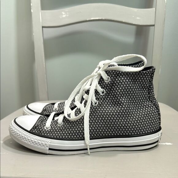 Converse Black and White Patterned High-Tops Size 8 women - Picture 4 of 11
